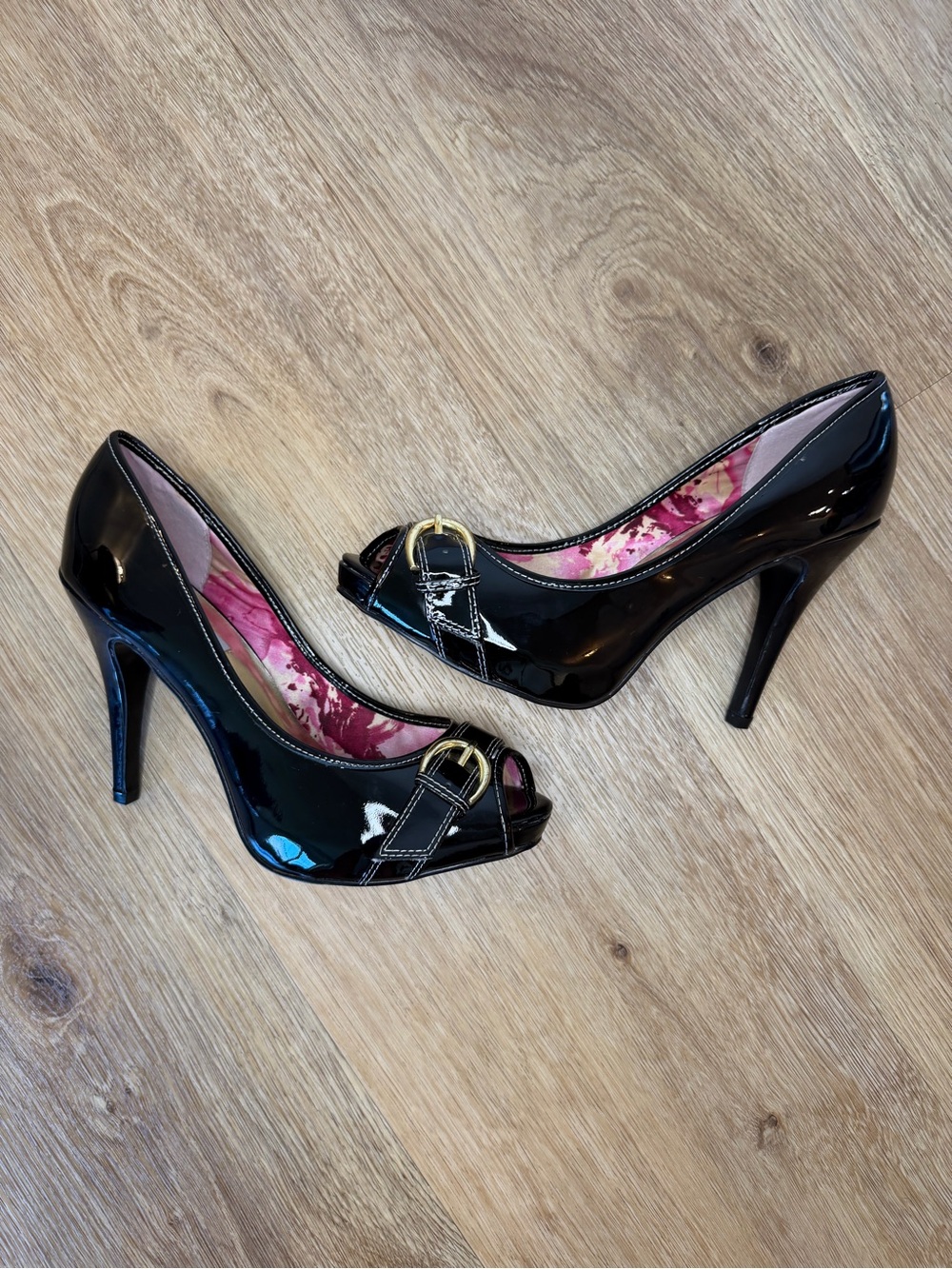 Steve Madden Black Patent Peep-Toe Heels with Gold Buckle size 9 leather shoes